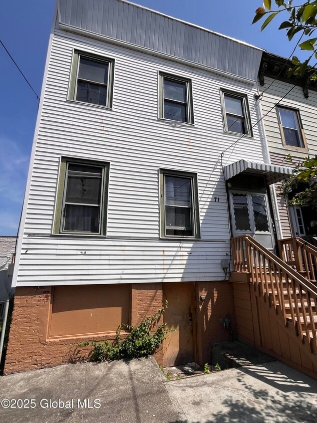 Primary Photo - 71 Watervliet Ave