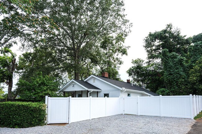 Building Photo - Charming 2BR/1BA Home in the West End Hist...