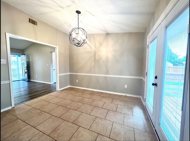 Building Photo - Beautiful Remodeled 3 Bedroom, 2 Bath Home...