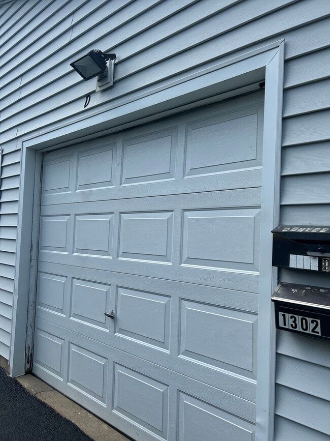 Building Photo - For Rent: 2 Bedroom, 1 Bath