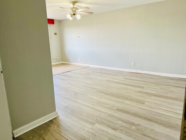 Foto del edificio - Updated 1BR condo now available on Bardsto...