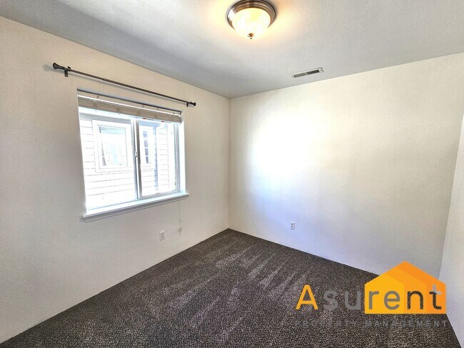Building Photo - White City Town Home Available NOW