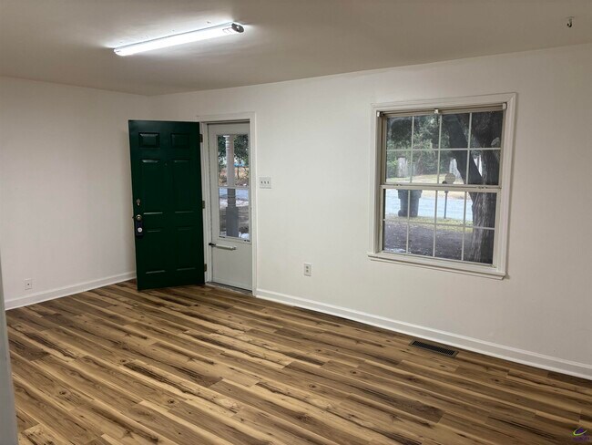 Foto del edificio - 122 Tinker Blvd