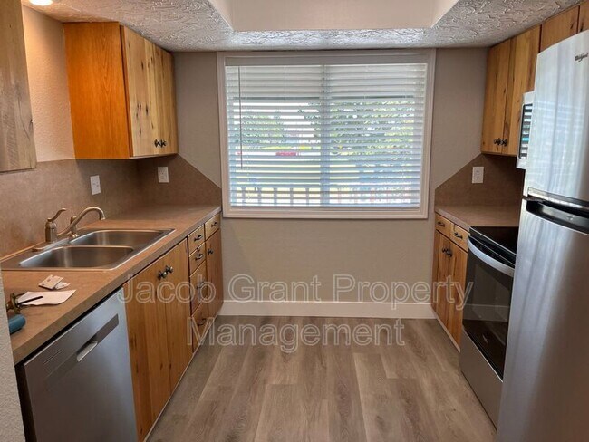 Building Photo - 1487 Vega Cir