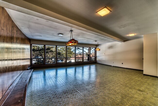 Foto del edificio - HUGE 4 BD Broadmoor Heights Home on LARGE ...