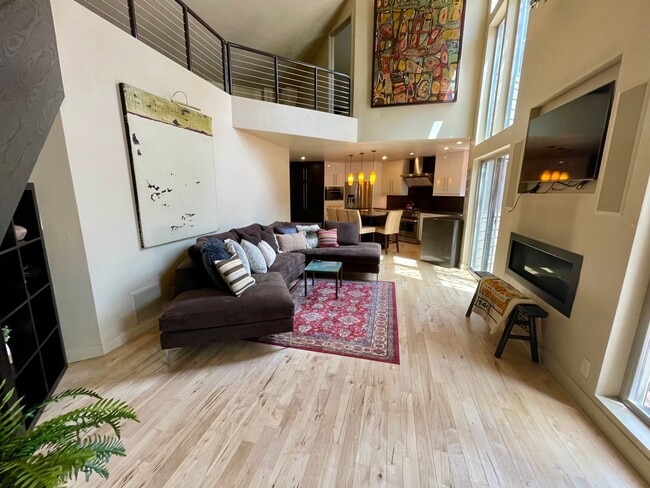 Building Photo - Silver Meadows Townhome