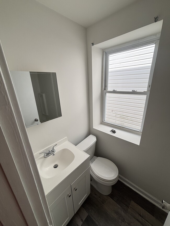 Building Photo - 1918 W Diamond St