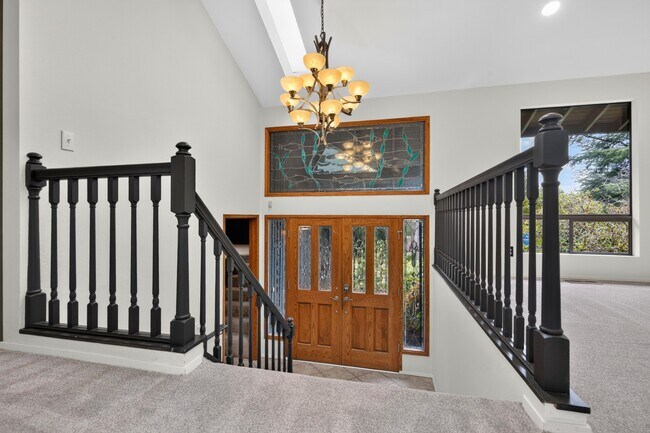 Foto del edificio - Mid-Century Gem with Hot Tub, Large Deck, and Bonus Rooms in Issaquah – 4 Bed, 3 Bath, 2,940 Sq Ft