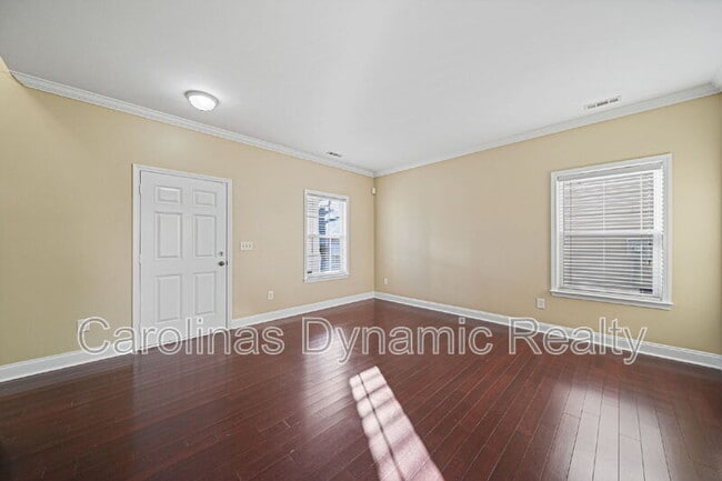 Foto del edificio - 6223 Woodland Commons Dr