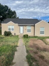 Building Photo - 904 S Travis St