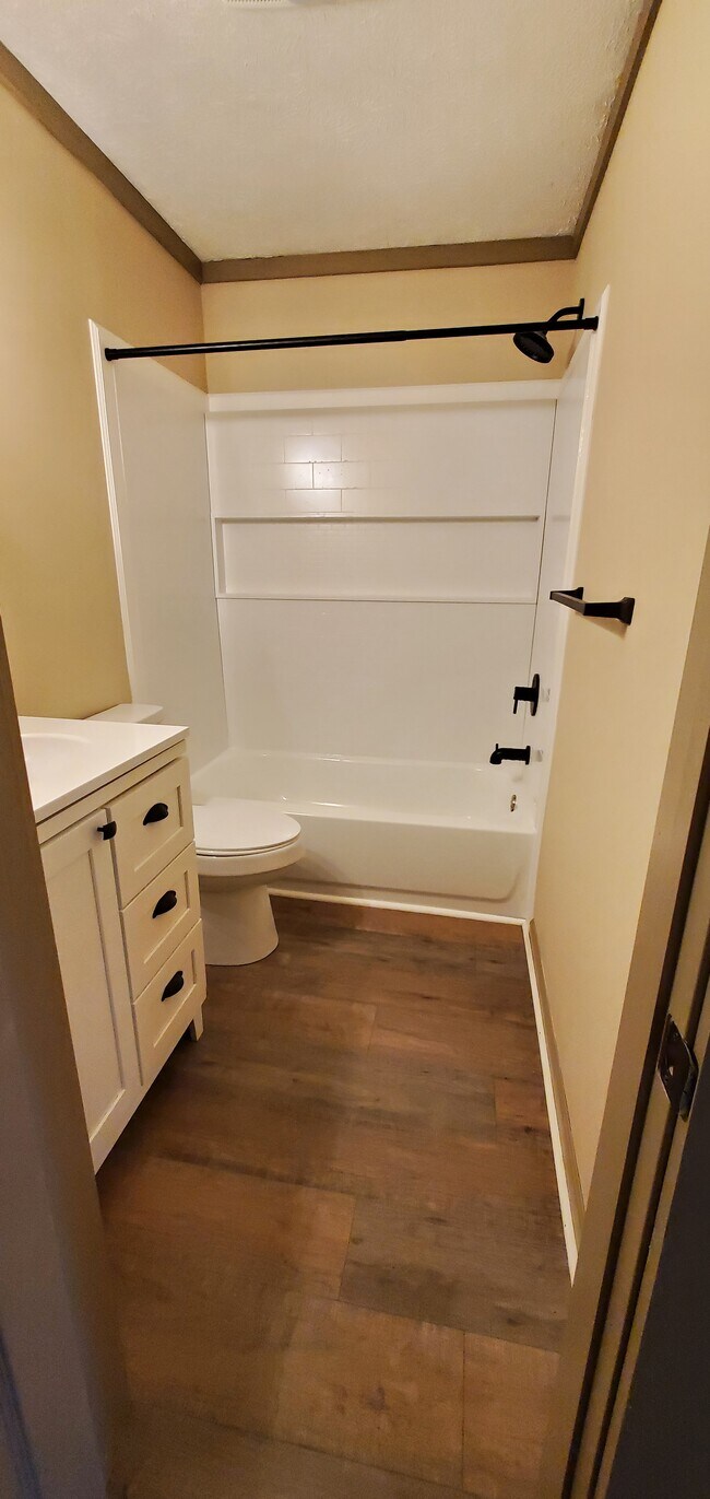 Baño completo con espacio de almacenamiento - 303 Clint Norris Rd