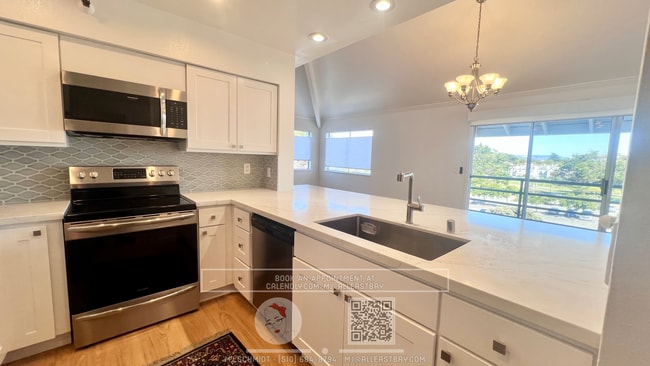 Building Photo - Top Floor 2 Bedroom 2 bath Condo Overlooki...