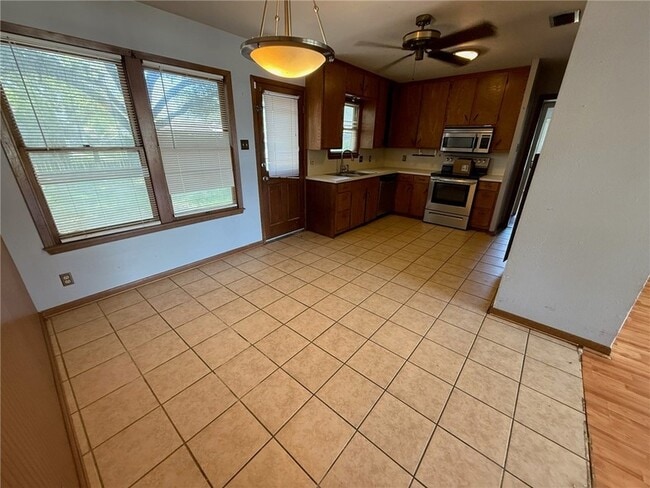 Building Photo - 117 Holly Dr