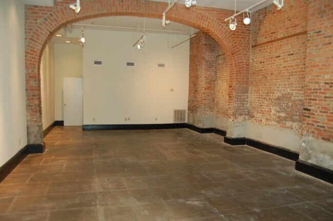 Building Photo - 733 Royal St