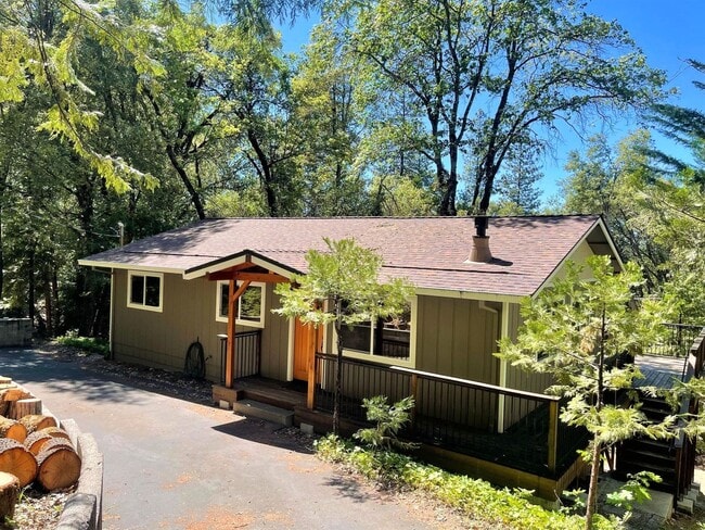 Building Photo - Gorgeous Fully Furnished 3 Bedroom Home Ne...