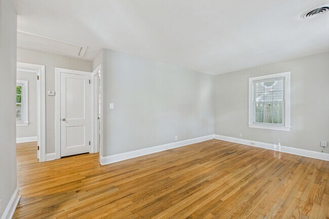 Foto del edificio - Adorable Home, Harwood Floors and Convenie...