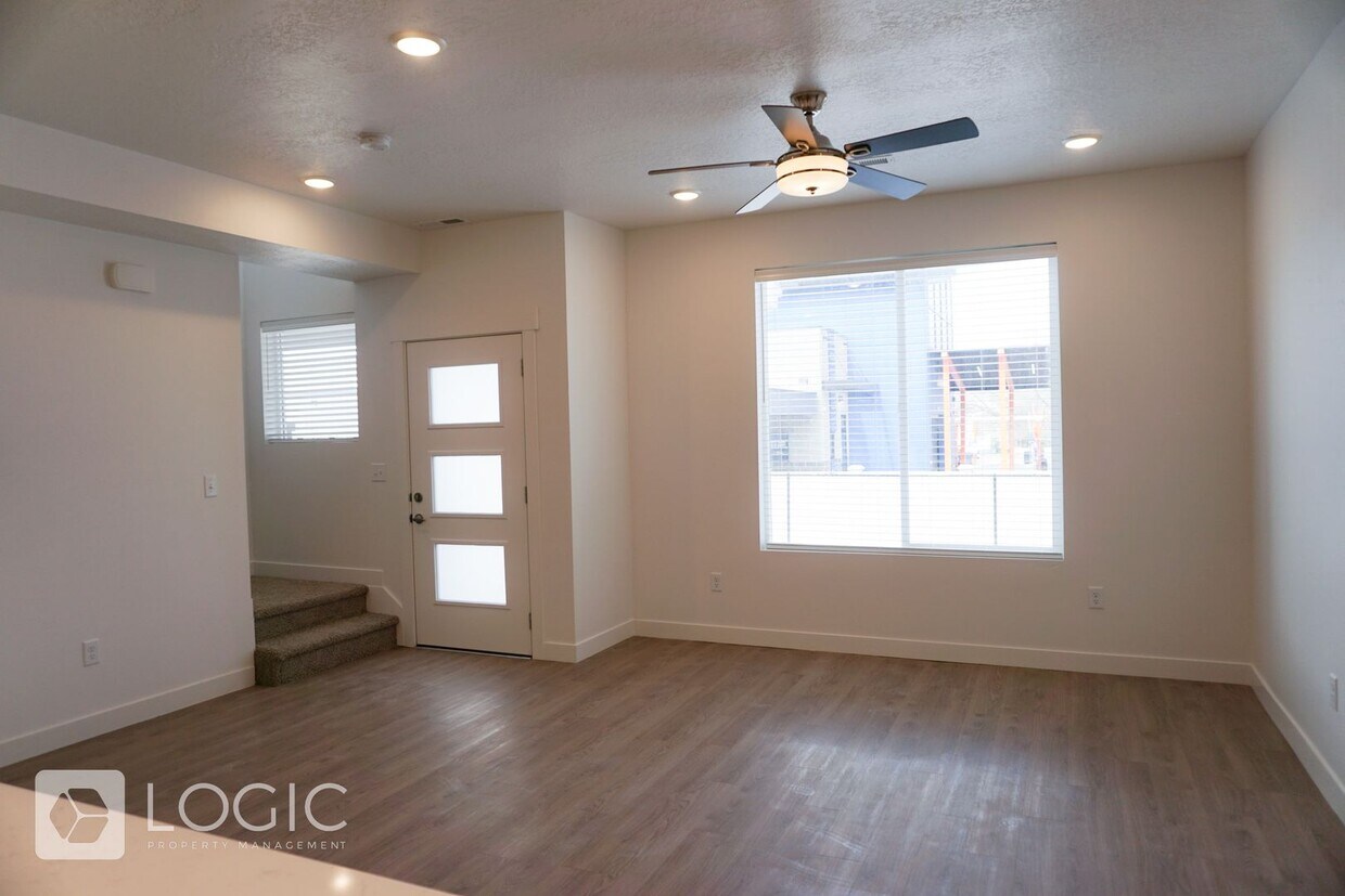 Foto principal - Great New Townhome in Great Location!