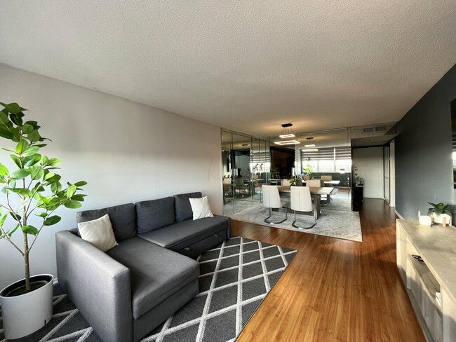 Building Photo - 1301 NE Miami Gardens Dr
