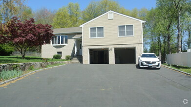 Building Photo - 302 Westwood Rd