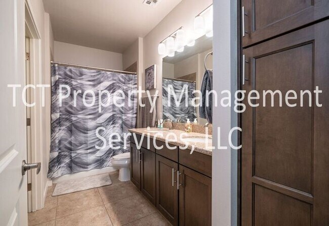 Building Photo - Stunning 1 Bedroom with Pool View