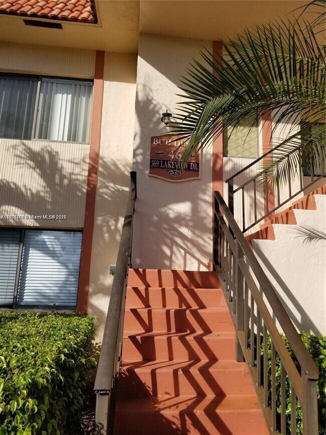 Foto del edificio - 369 Lakeview Dr