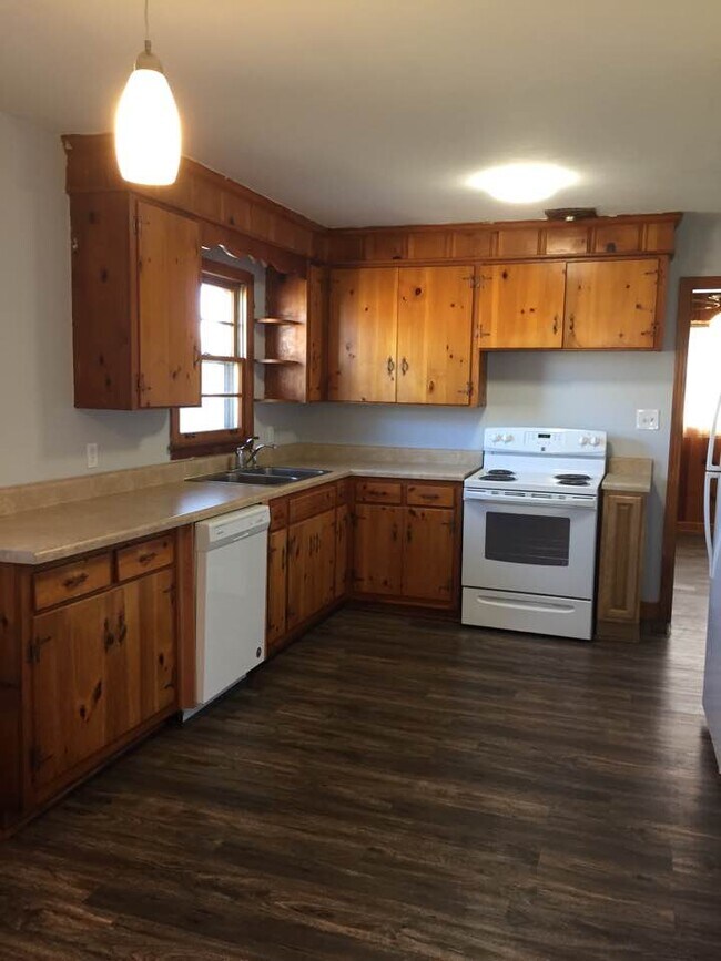 Building Photo - 805 Tulip Cir