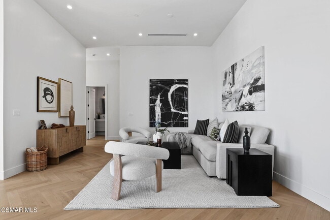 Building Photo - 697 Via Cielito