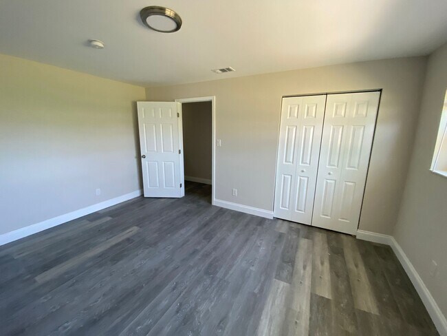 Foto del edificio - 2329 Bayview Ave