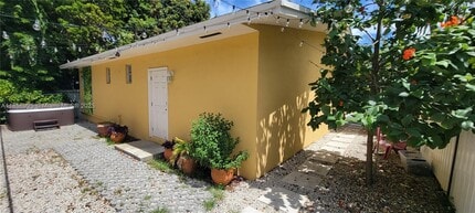 Building Photo - 985 SW 10th St