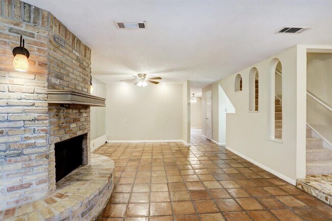 Building Photo - 10778 Briar Forest Dr