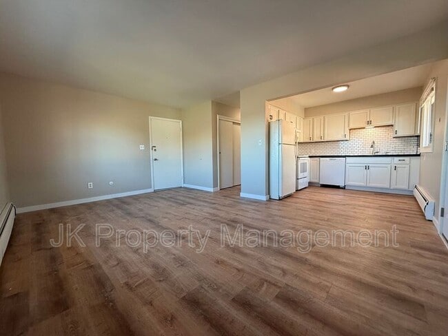 Building Photo - 2100 4th St NE