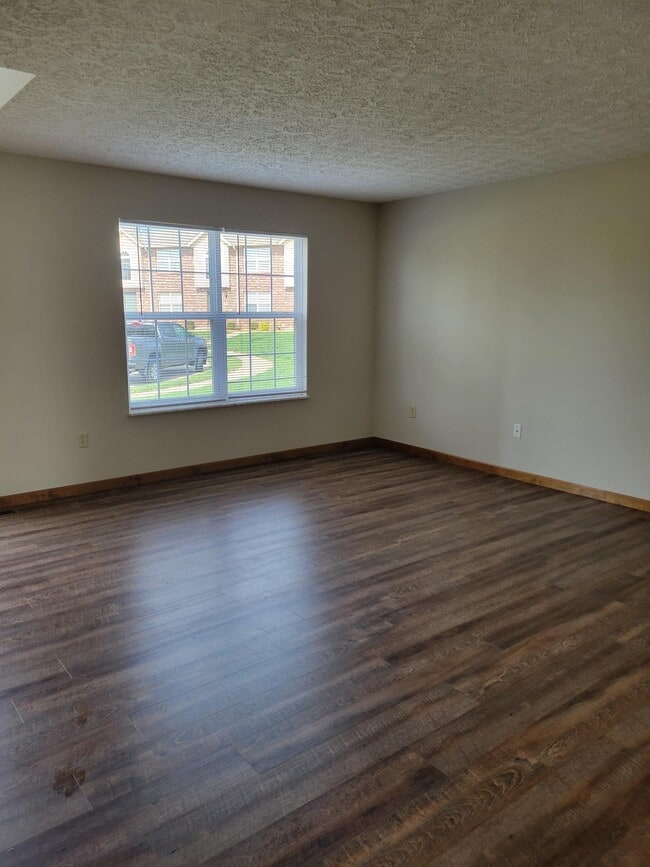 Building Photo - 604 Parkside Commons Ct