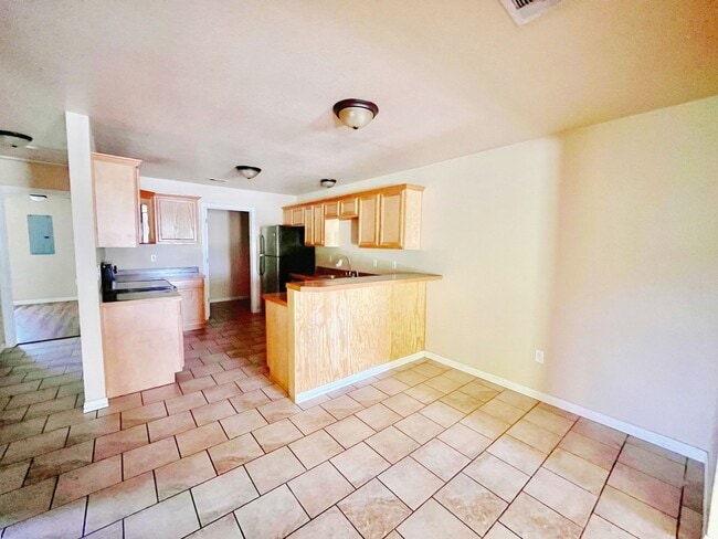 Building Photo - Beautiful 3/2duplex near Silo Schools