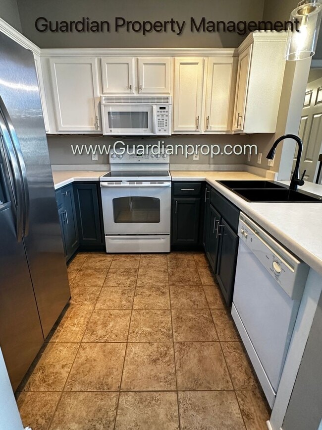 Foto del edificio - Maple Grove 2 Bedroom Town Home, 2 Car Gar...