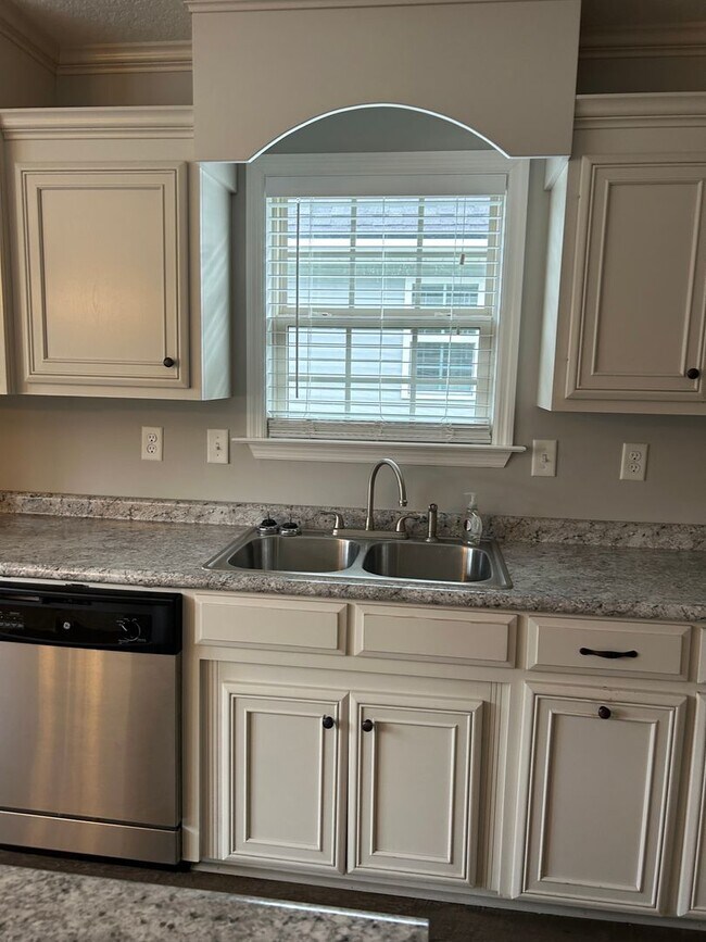 Foto del edificio - Beautiful 3-Bedroom, 2-Bath Home with Fenc...