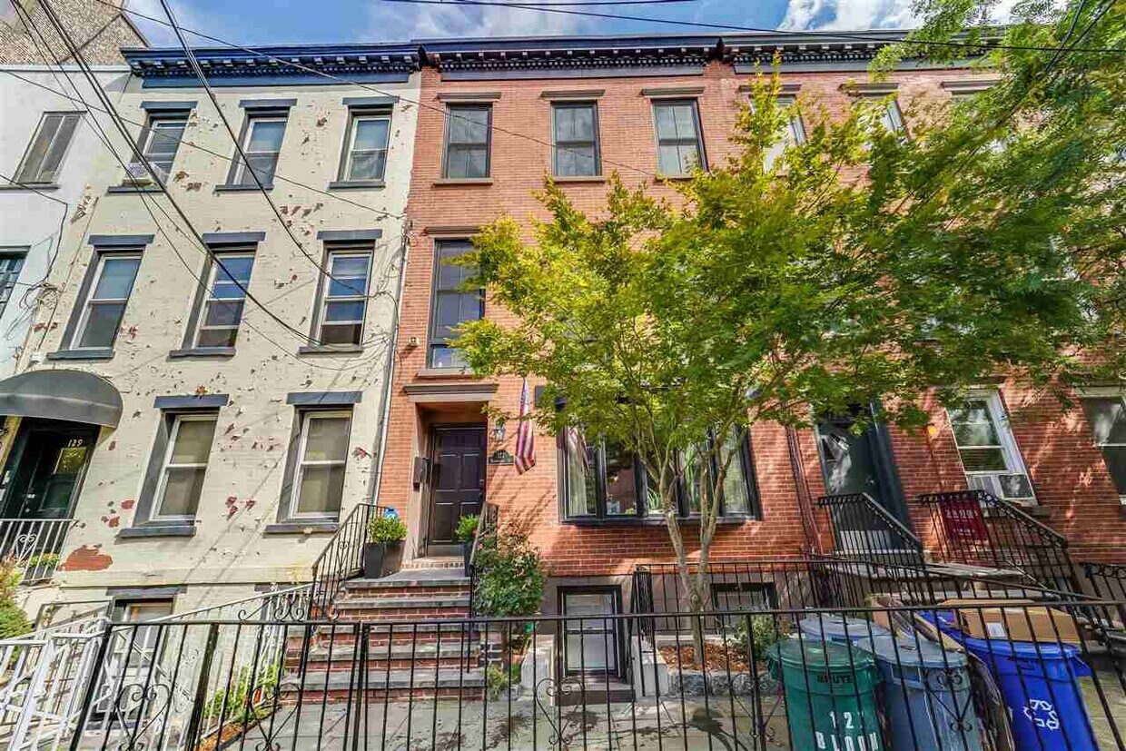 Primary Photo - 127 Bloomfield St