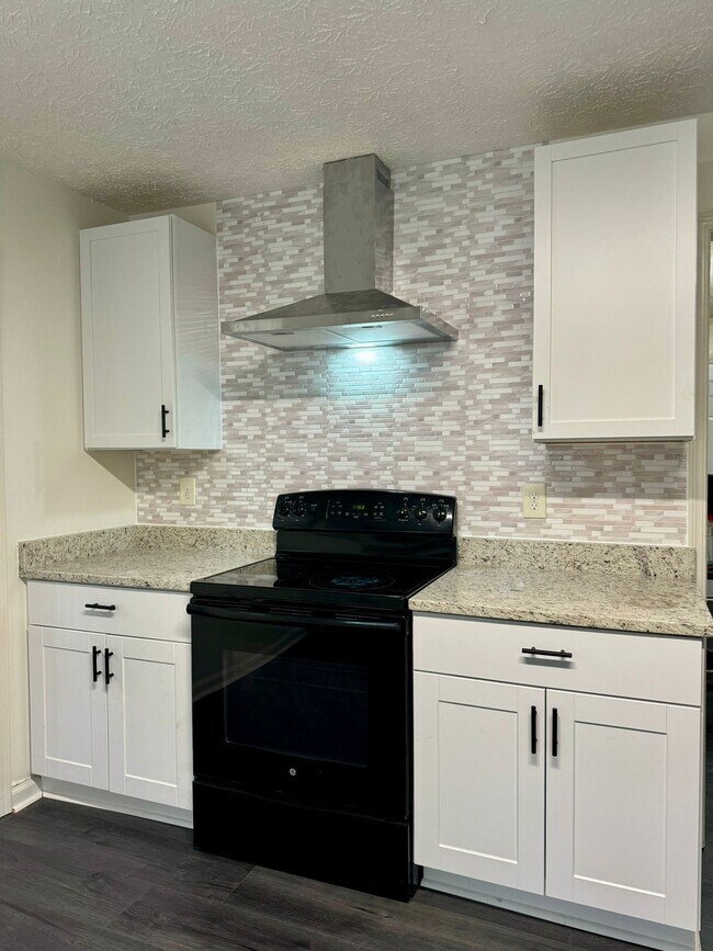 Building Photo - 4070 Falcon Dr