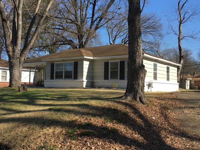 Building Photo - Updated 3 bedroom home with large fenced i...