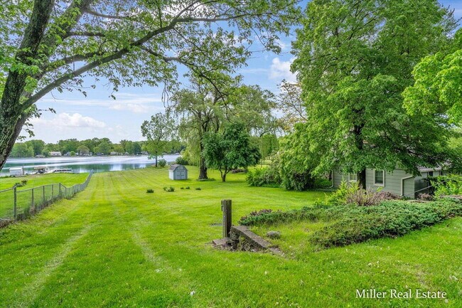 Foto del edificio - "Charming 3-Bedroom Lakehouse retreat with Spacious 2128 Sq Ft Layout in Hastings, MI!"