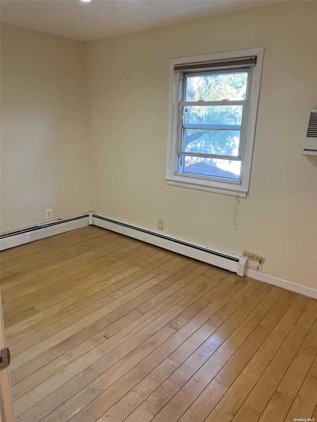7611 162nd St Unit 2nd Fl, Queens, NY 11366 Room for Rent in Queens