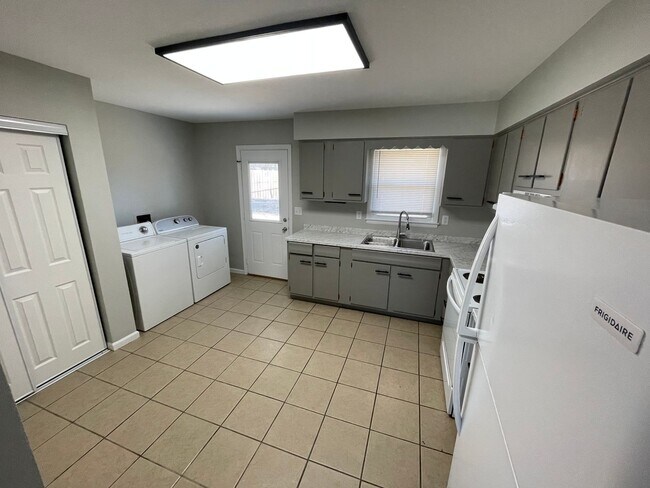 Foto del edificio - 3351-3353 Woodmar Ct.
