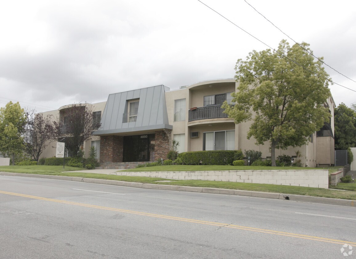 Foto del edificio - 4850 Whitsett Ave