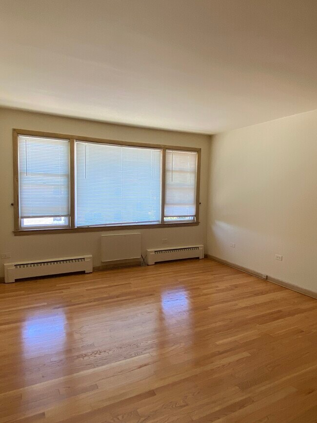 Building Photo - 4811 N Normandy Ave
