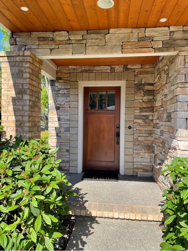 Primary Photo - 2Bed + Den/Office w/ 2.5 Bath Happy Valley...
