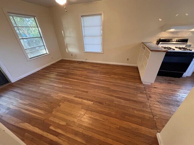 Foto del edificio - 2815 Crest Ave