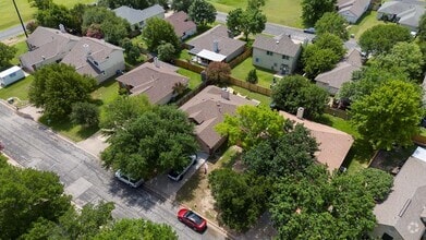 Building Photo - 906 Iris Dr