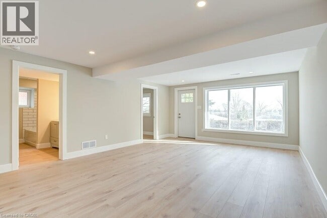 Photo du bâtiment - 155 Doon Rd