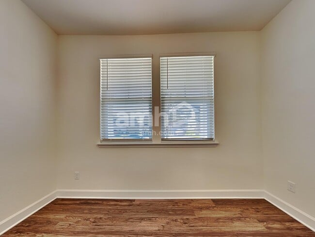 Building Photo - 437 Sandstone Dr