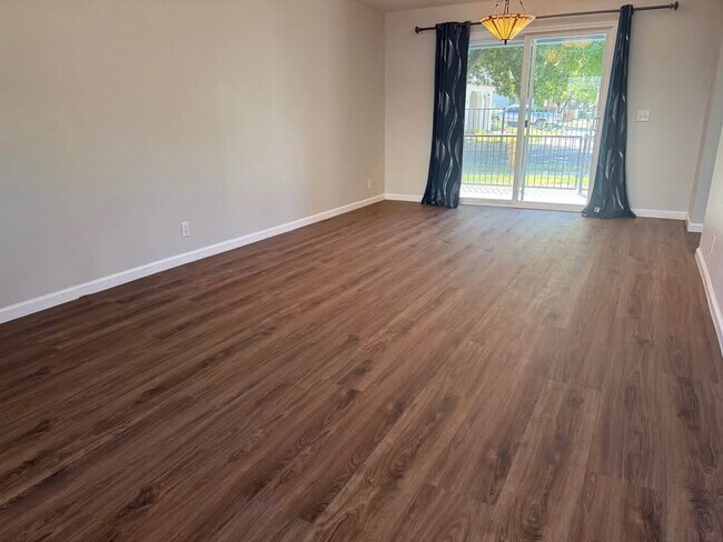 Foto del edificio - 2099 Hartford Dr