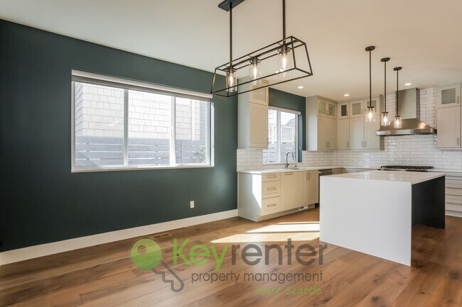 Foto del edificio - Spacious Living with Balconies, Deck, and Private Yard